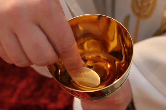 By zakochać się w Eucharystii..